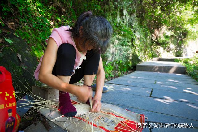  棕叶编织  六旬老太景区编织棕叶扇，纯手动制作3小时，一把扇子仅卖10元 四川小吃